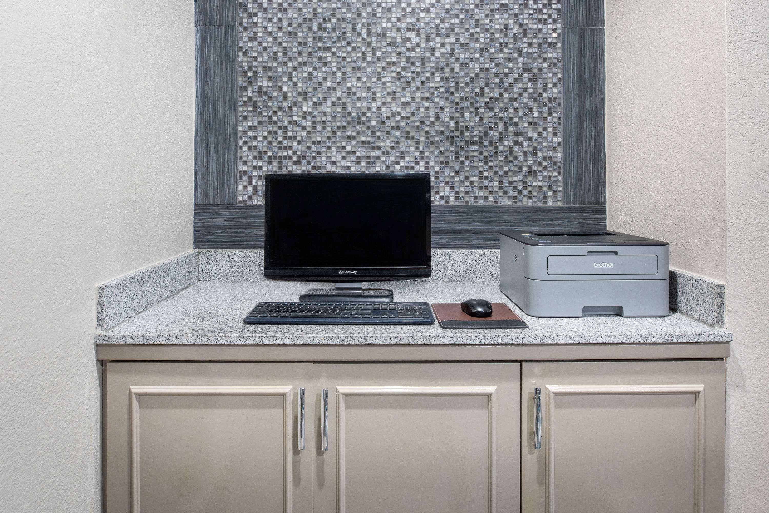 Days Inn By Wyndham קרת'ג' מראה חיצוני תמונה