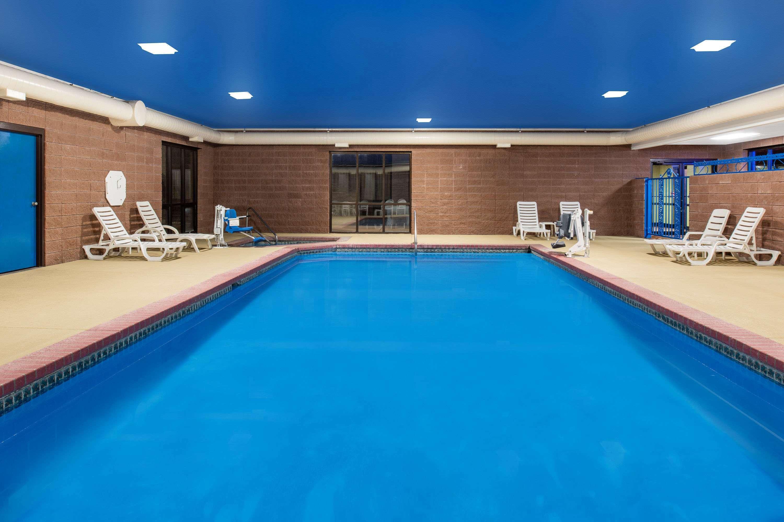 Days Inn By Wyndham קרת'ג' מראה חיצוני תמונה