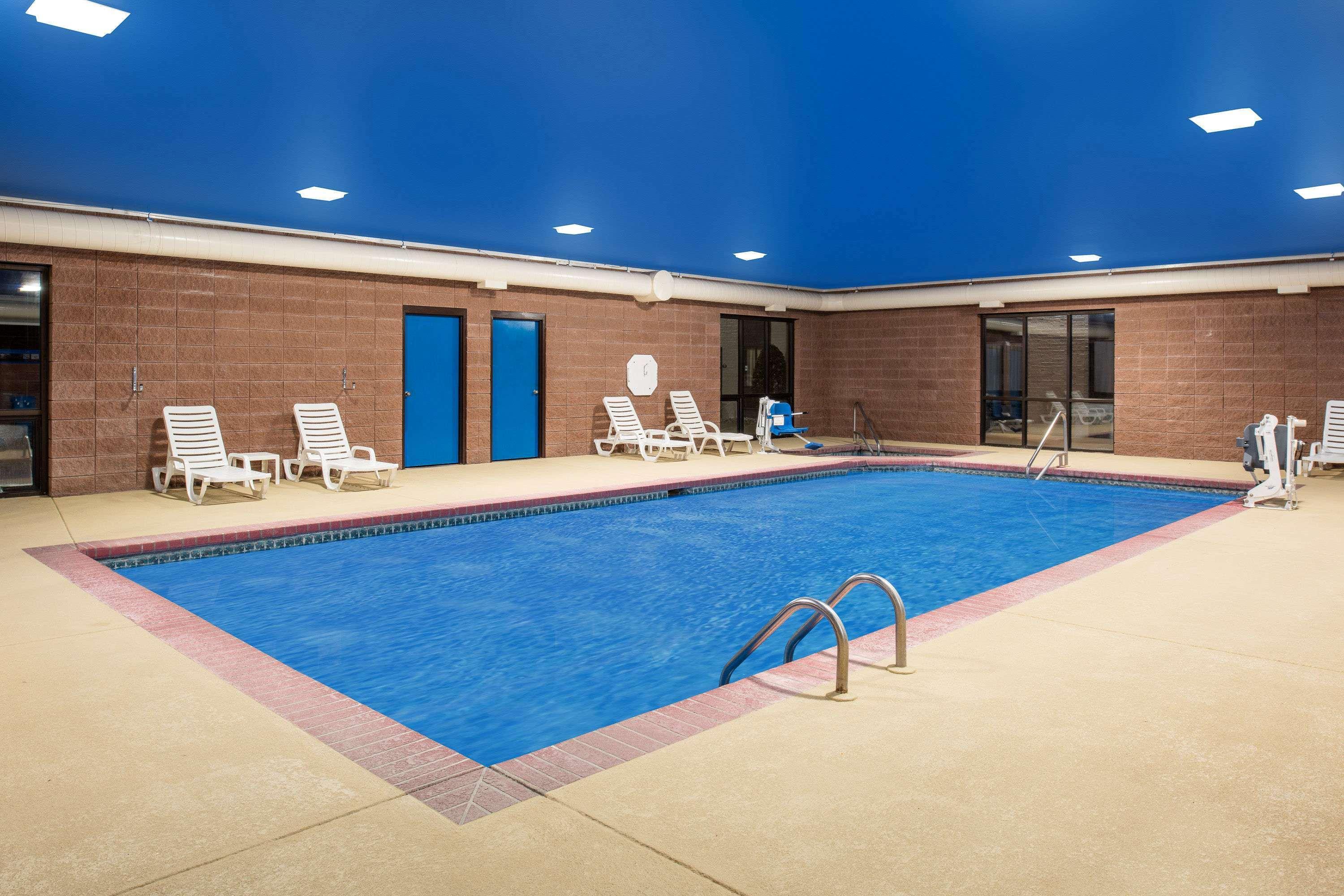 Days Inn By Wyndham קרת'ג' מראה חיצוני תמונה