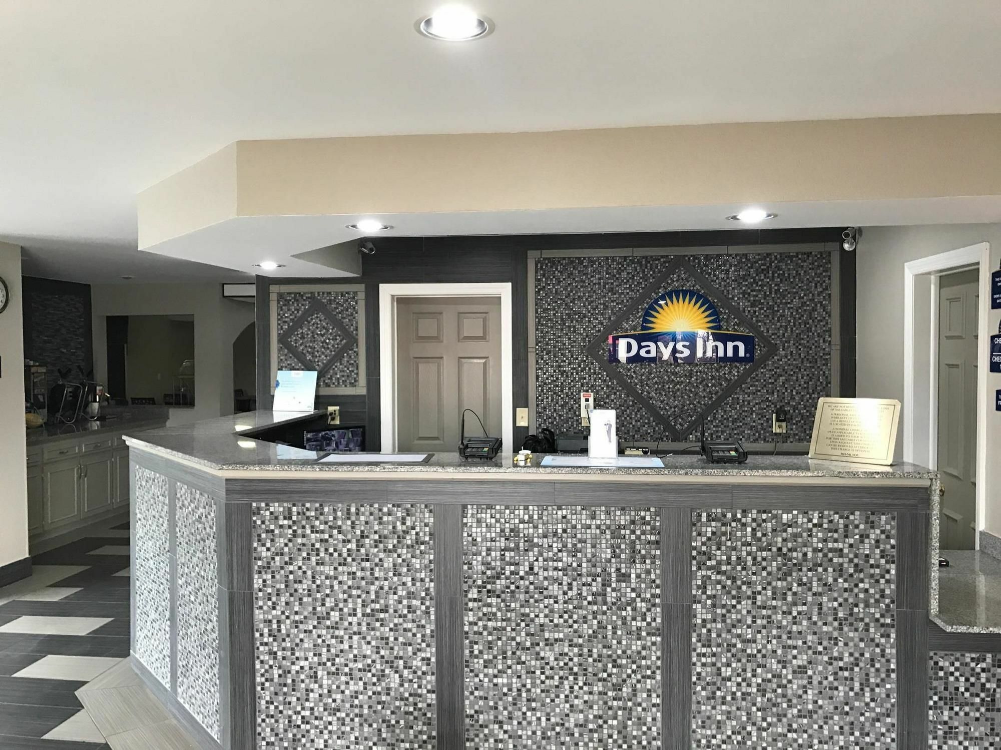 Days Inn By Wyndham קרת'ג' מראה חיצוני תמונה